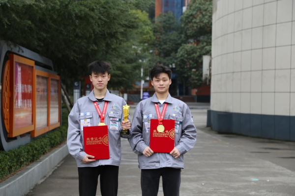 配资平台大全 备战第三届全国技能大赛｜杨昌华：180日夜淬匠心，喷枪为笔绘青春